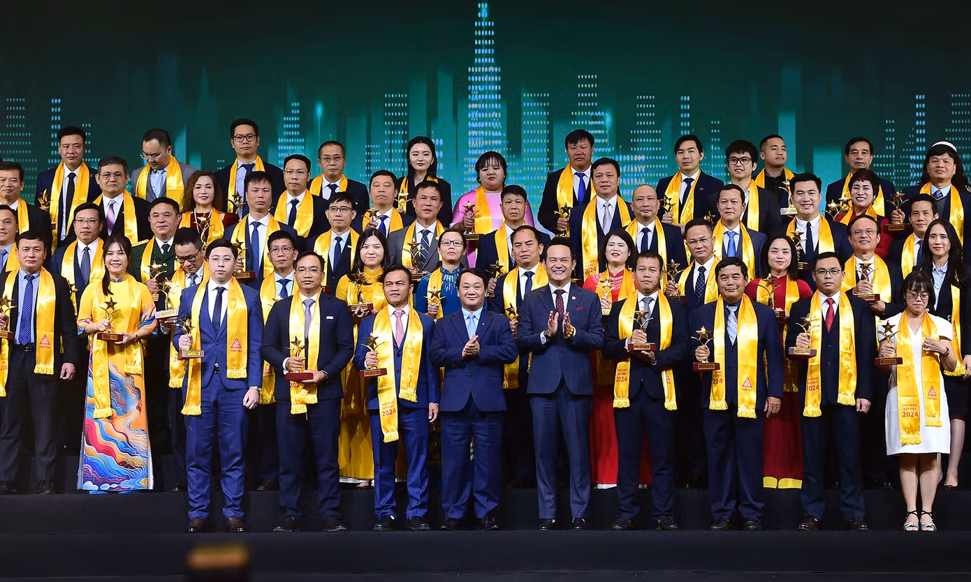 Bộ trưởng, Chủ nhiệm Ủy ban Dân tộc Hầu A Lềnh và Chủ tịch T.Ư Hội Doanh nhân trẻ Việt Nam Đặng Hồng Anh trao giải thưởng TOP 100 doanh nghiệp giải thưởng Sao Vàng đất Việt năm 2024. Ảnh: Xuân Tùng