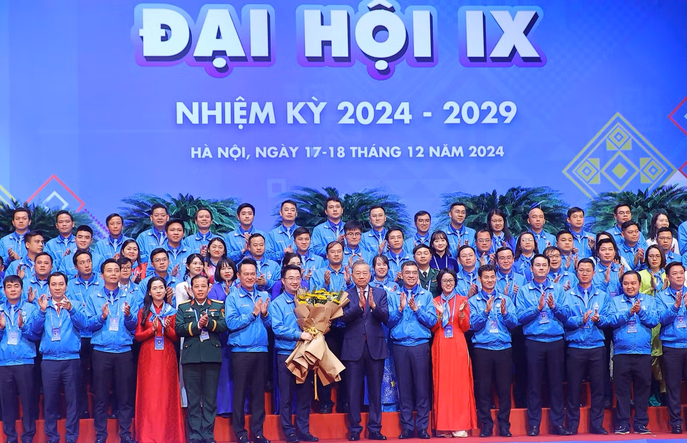 Tổng Bí thư Tô Lâm tặng hoa chúc mừng Uỷ ban T.Ư Hội LHTN Việt Nam khoá IX, nhiệm kỳ 2024 - 2029.