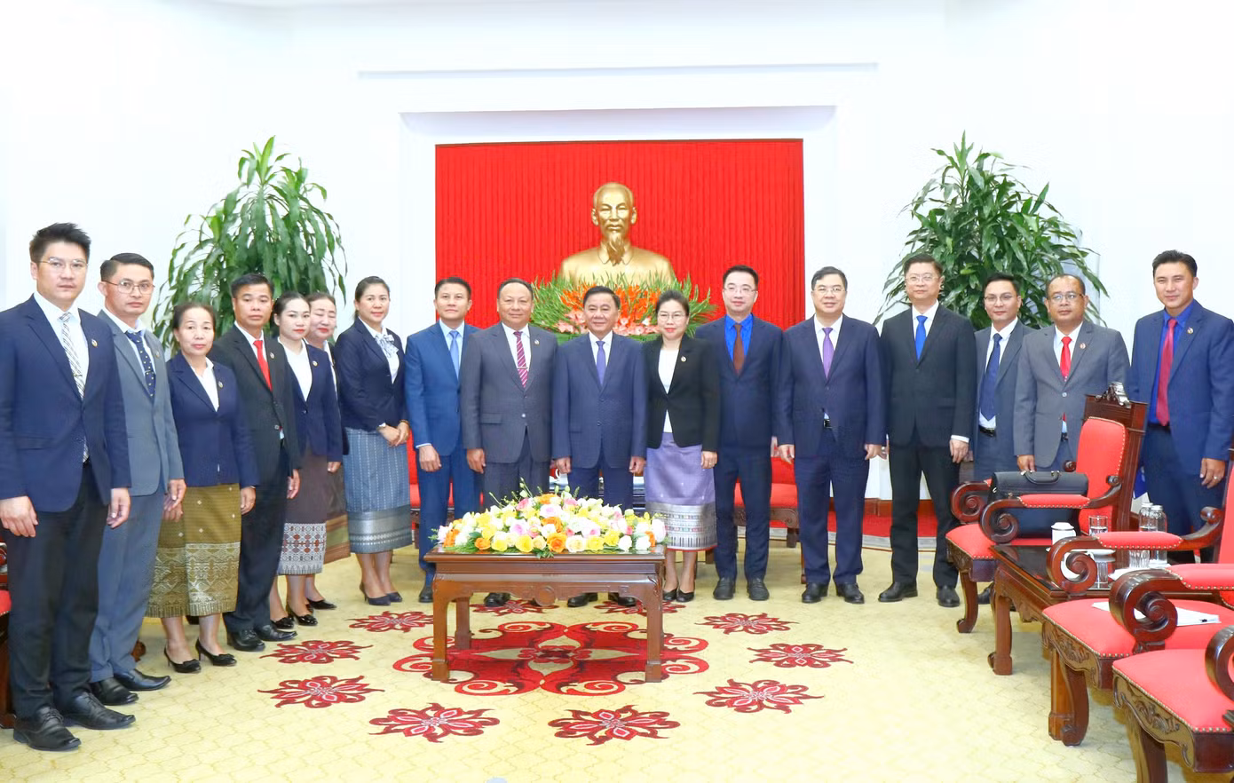 Thường trực Ban Bí thư Trần Cẩm Tú, anh Nguyễn Tường Lâm và đoàn đại biểu T.Ư Đoàn TNNDCM Lào chụp ảnh tại buổi tiếp. Ảnh: Vương Bảo Anh