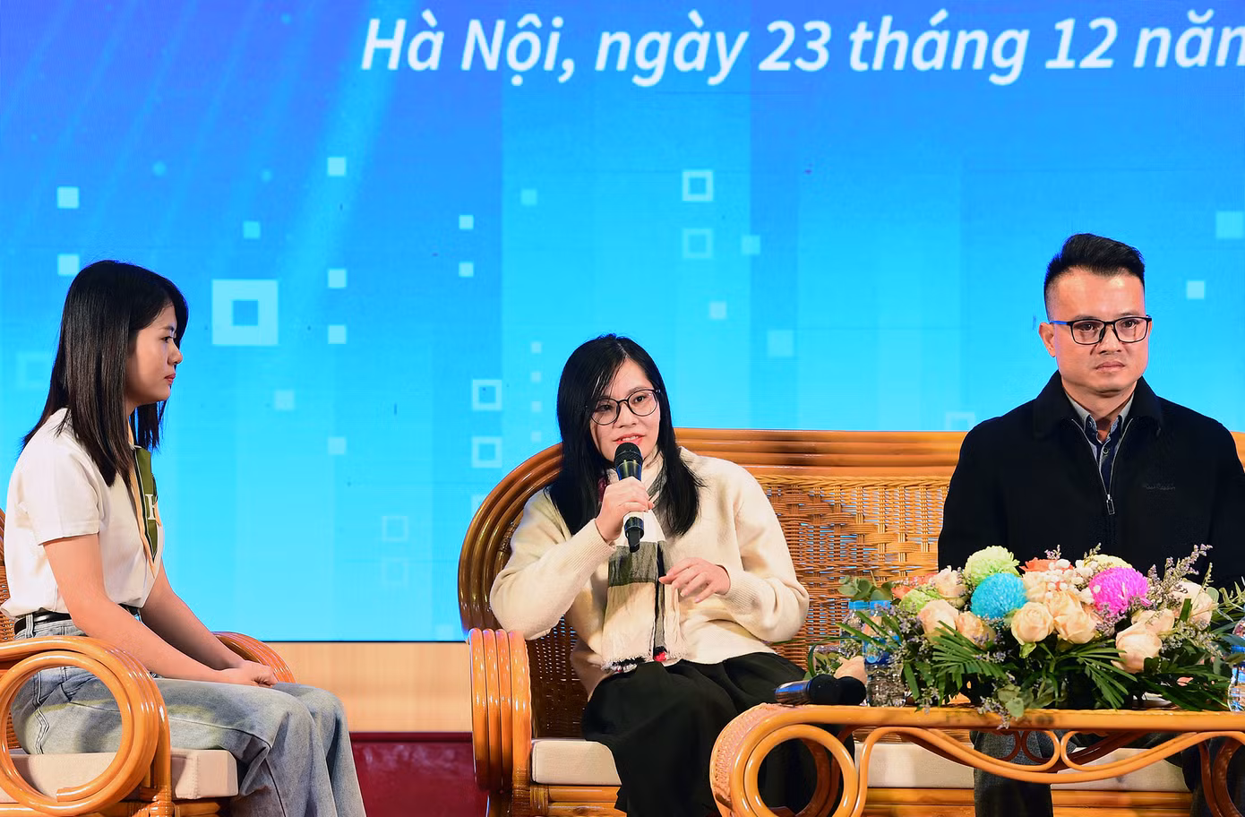 Chị Đỗ Thị Vân (ngồi giữa) chia sẻ tại chương trình. Ảnh: Xuân Tùng