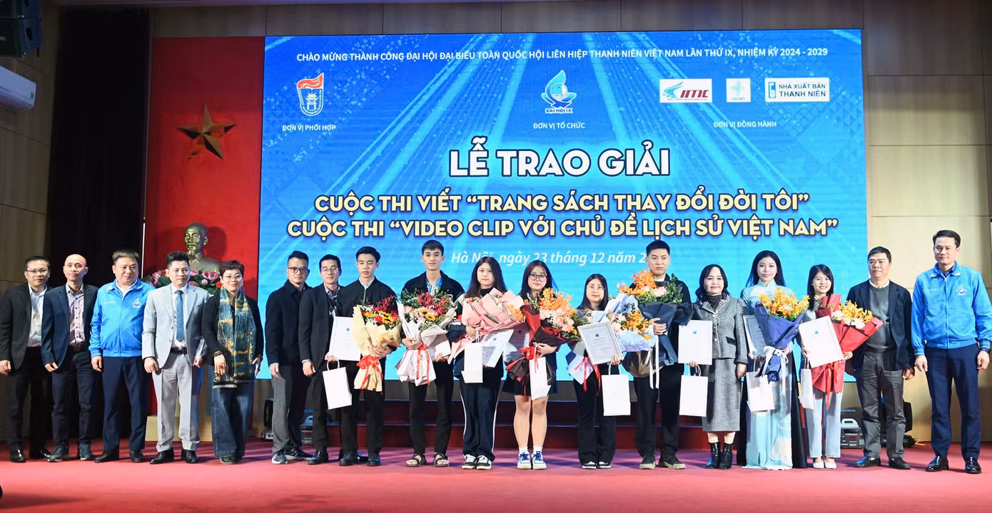 Đại biểu và các tác giả chụp ảnh lưu niệm tại chương trình.