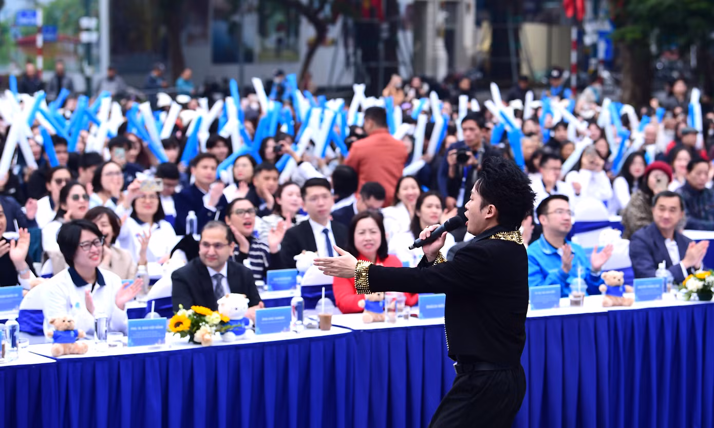 Ca sĩ Tùng Dương khuấy động không khí tại chương trình. Ảnh: Xuân Tùng