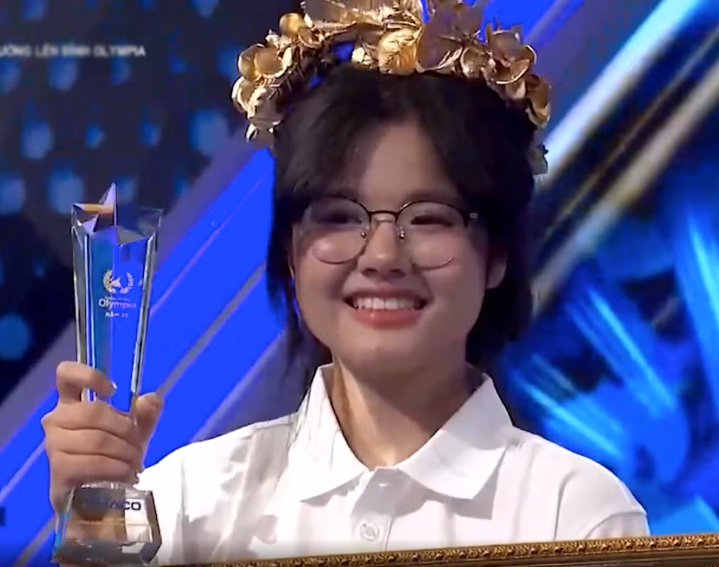 Anh Thơ là nữ sinh thứ hai đoạt giành được vòng nguyệt quế Olympia 25