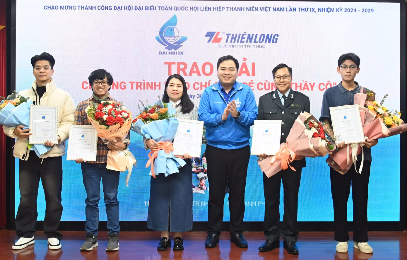 Anh Nguyễn Xuân Hiếu trao tặng giải thưởng cho các tác giả đoạt giải. Ảnh: BTC
