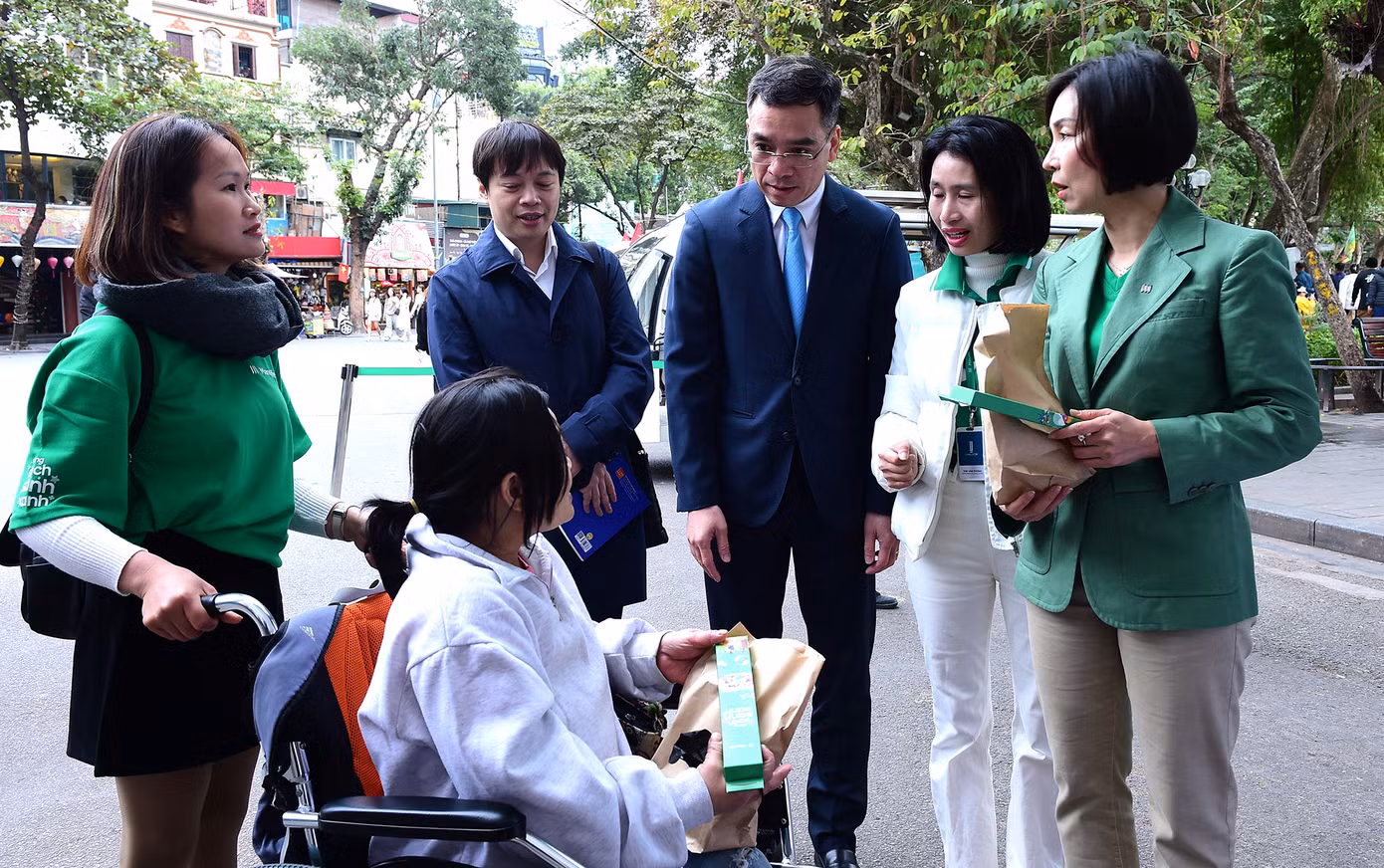 TS. Hà Anh Đức và các đại biểu chương trình tặng quà, thăm hỏi người dân tham gia chương trình. Ảnh: Xuân Tùng