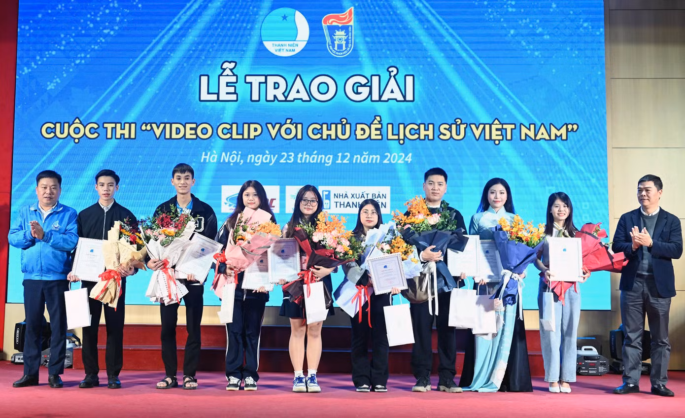 Ban Tổ chức trao giải cuộc thi video clip với chủ đề lịch sử Việt Nam.