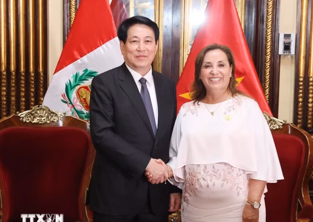 Tổng thống Peru Dina Ercilia Boluarte Zegarra chủ trì lễ đón Chủ tịch nước Lương Cường thăm chính thức Peru. (Ảnh: Lâm Khánh/TTXVN)