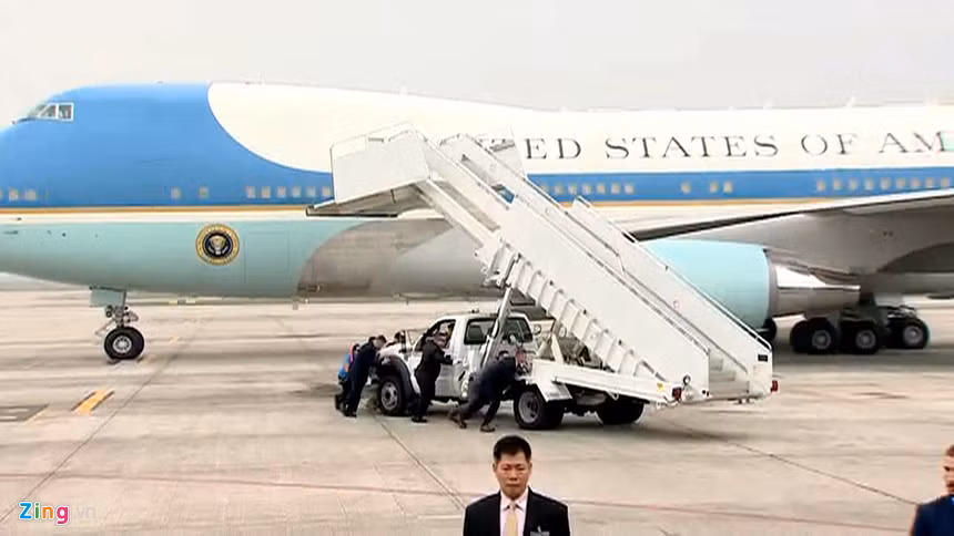 15 phút căng thẳng khi đón Air Force One của tổng thống Mỹ ảnh 11
