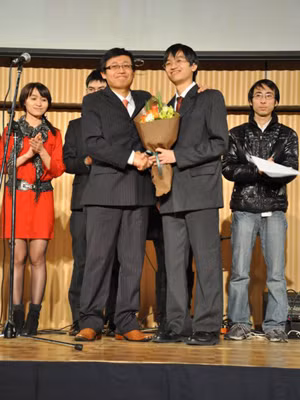 Chủ tịch VYSA nhiệm kỳ 2010 Đỗ Bá Đức (trái) tặng hoa tân chủ tịch Nguyễn Ngọc Tú. Ảnh: vysajp.org