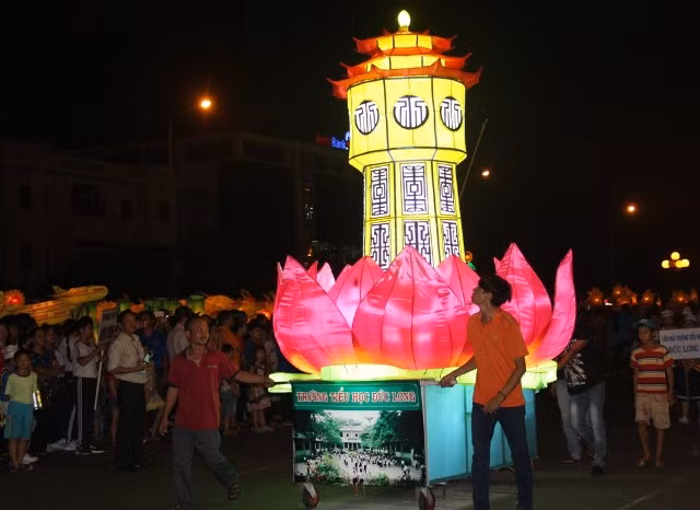 Rước đèn tại Lễ hội Trung thu thành phố Phan Thiết năm 2023.