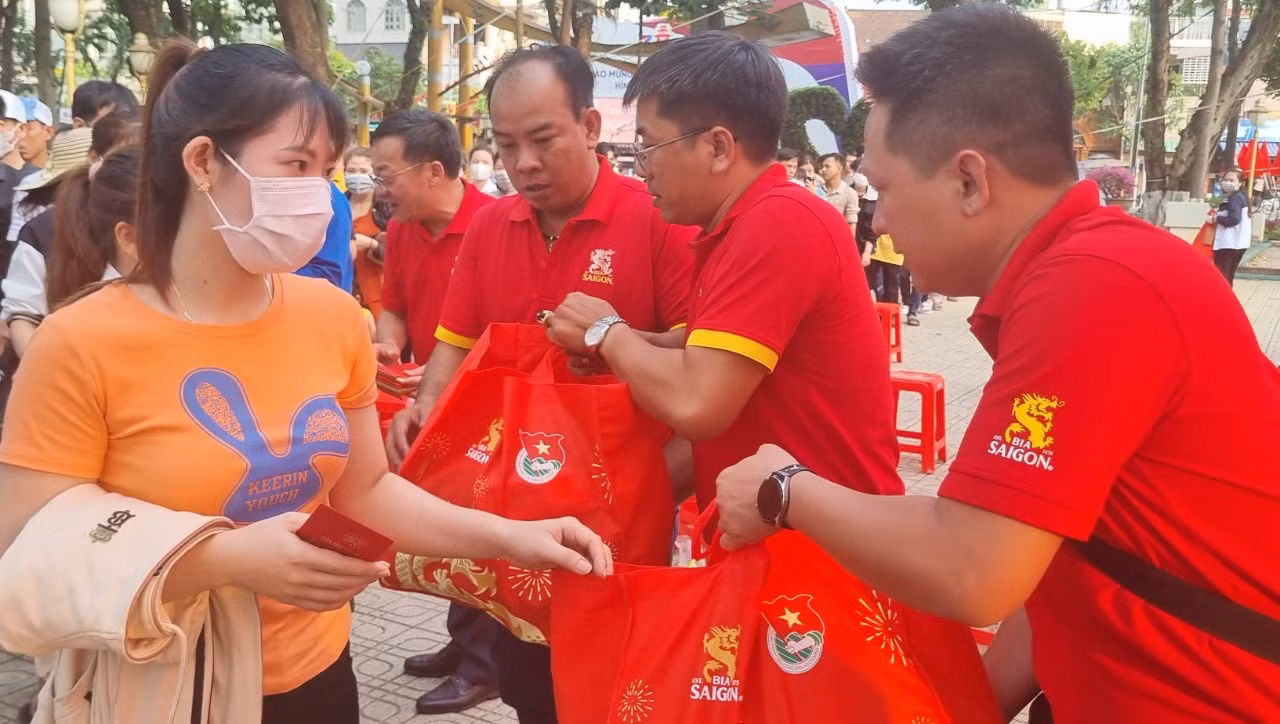 Quà được trao tận tay thanh niên công nhân.