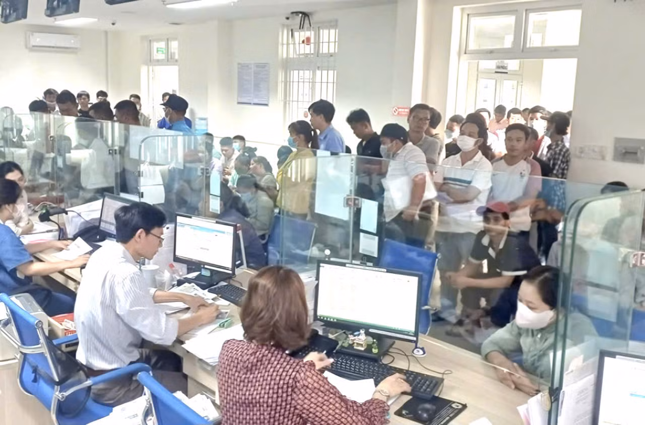 Người dân đến làm thủ tục đổi GPLX tại Trung tâm hành chính công tỉnh Đồng Nai.