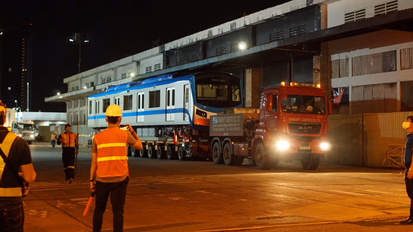 Đoàn tàu rời cảng Khánh Hội (quận 4, TPHCM), thẳng tiến về depot Long Bình (TP Thủ Đức). Ảnh: MAUR