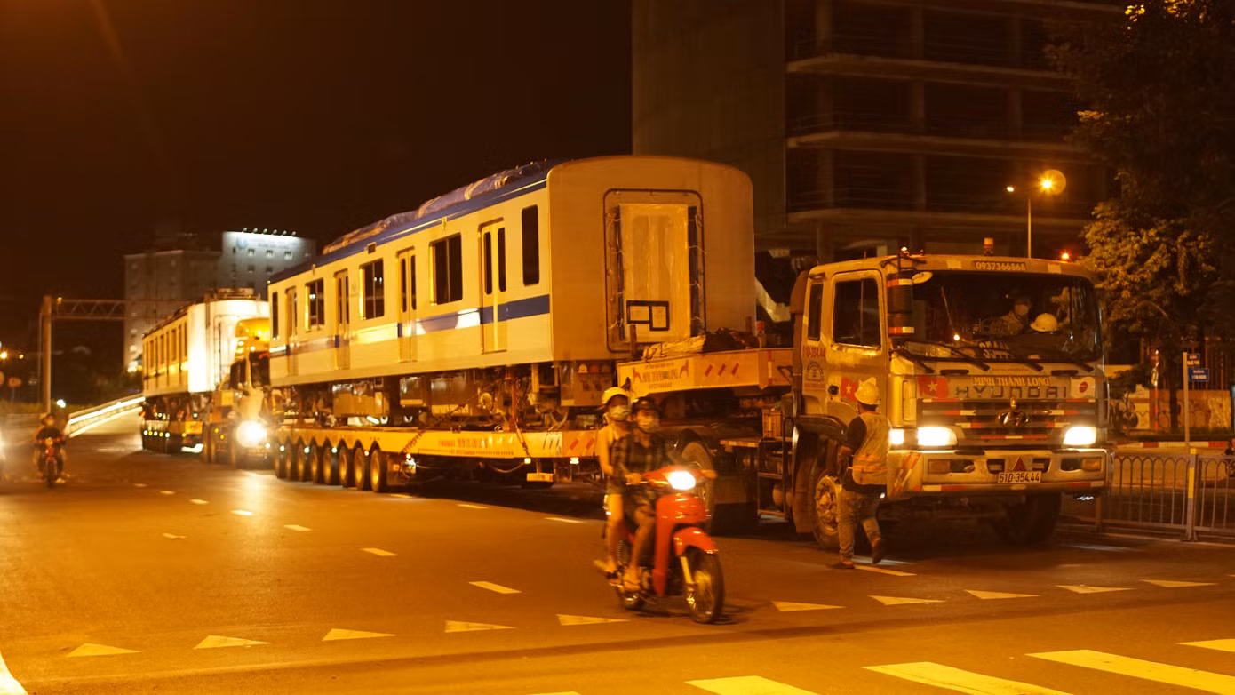 Vận chuyển vào lúc nửa đêm và trong thời gian TPHCM giãn cách xã hội nên phương tiện lưu thông trên các tuyến đường rất thưa thớt. Ảnh: MAUR