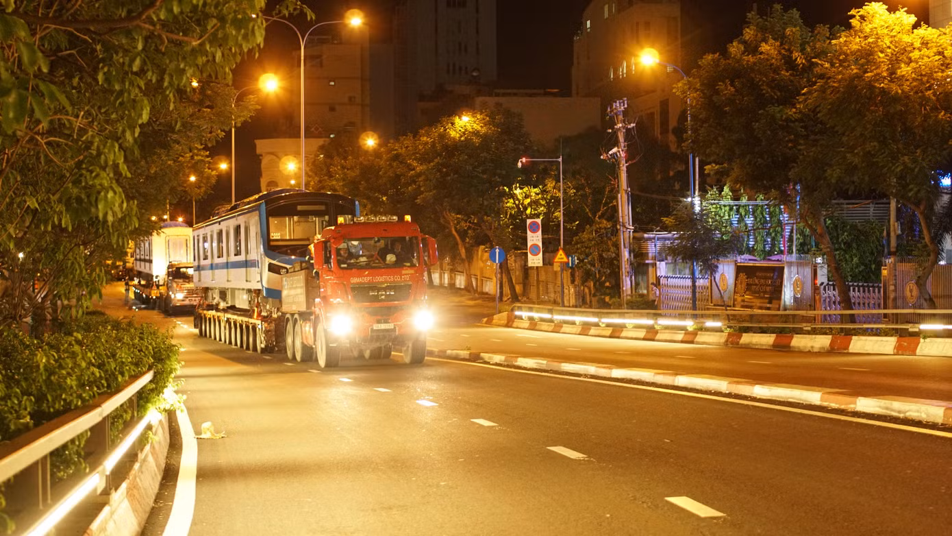 3 toa tàu được vận chuyển bằng 3 xe chuyên dụng siêu trường, siêu trọng. Ảnh: MAUR
