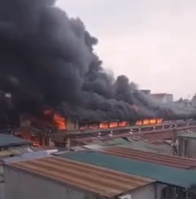 Chợ trung tâm huyện Ea Súp cháy lớn.