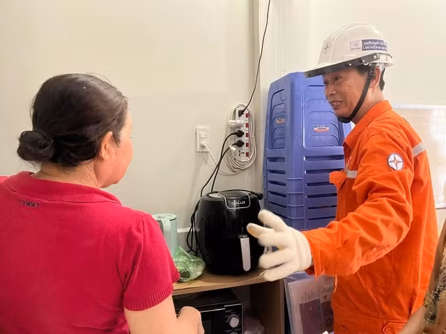 Nhân viên điện lực TP HCM hướng dẫn người dân cách tiết kiệm điện sinh hoạt. Ảnh: THANH NHÂN. Nhân viên điện lực TP HCM hướng dẫn người dân cách tiết kiệm điện sinh hoạt. Ảnh: THANH NHÂN.