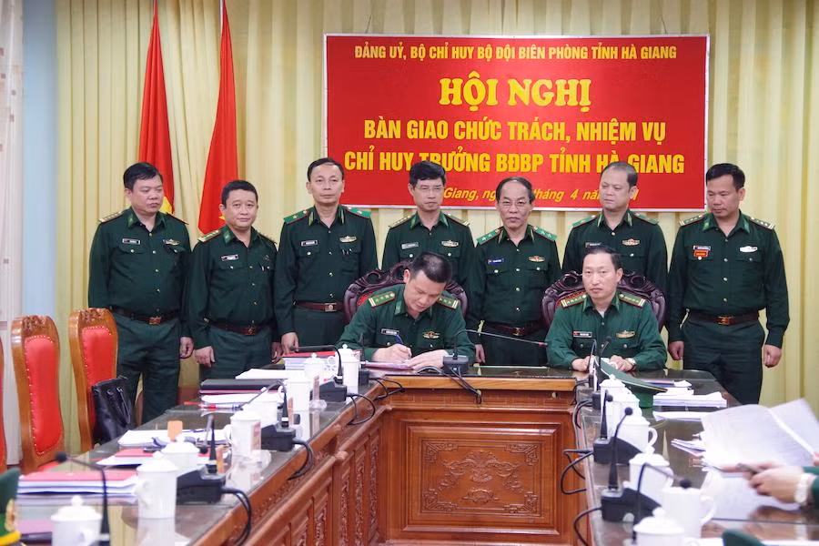 Bàn giao Chỉ huy trưởng Bộ đội Biên phòng tỉnh Hà Giang.
