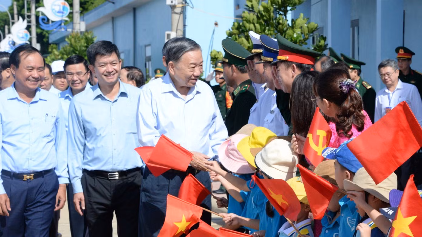 Tổng Bí thư, Chủ tịch nước thăm huyện đảo Cồn Cỏ.