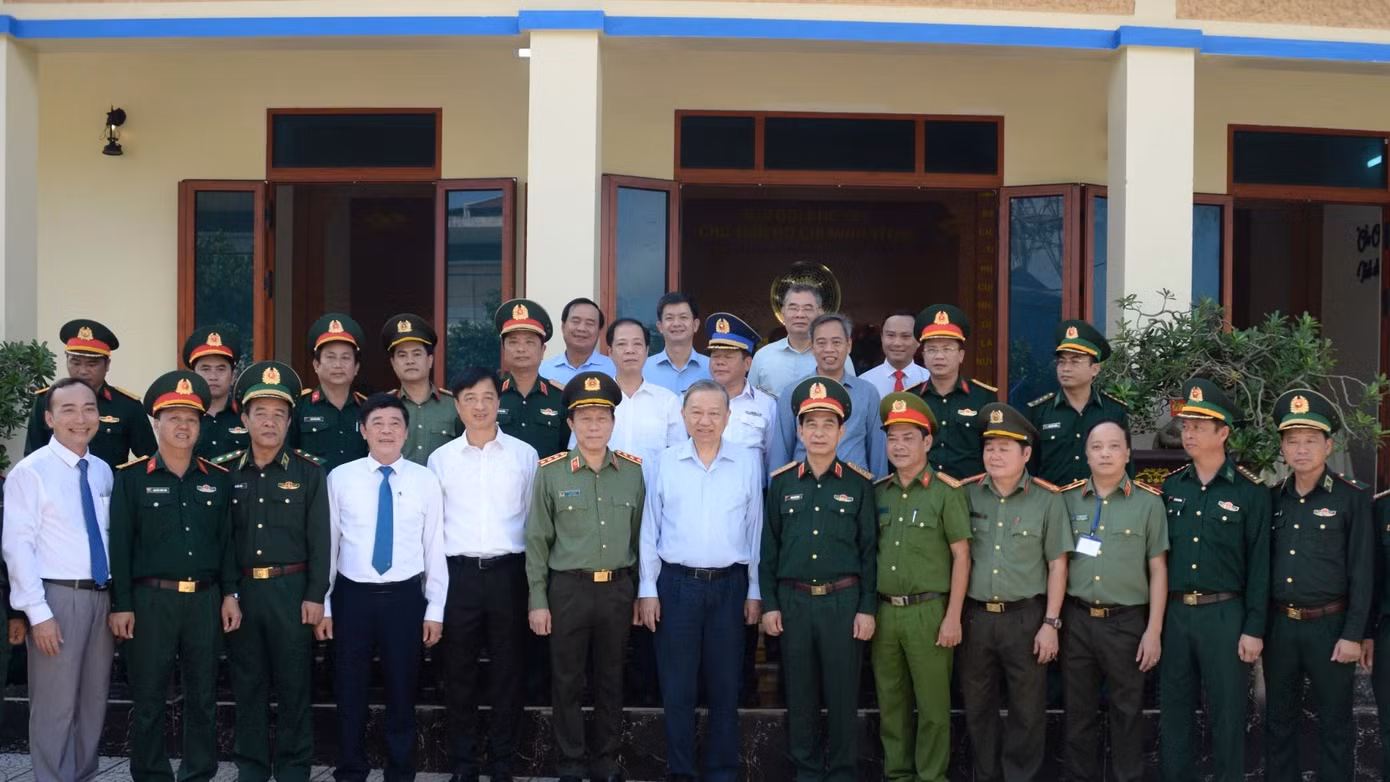 Tổng Bí thư, Chủ tịch nước Tô Lâm cùng các đồng chí lãnh đạo ban, bộ, ngành với cán bộ, chiến sĩ huyện đảo Cồn Cỏ.