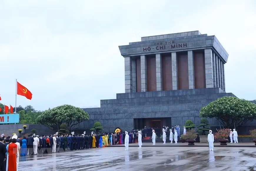 Quang cảnh các đại biểu Quốc hội vào Lăng viếng Chủ tịch Hồ Chí Minh. (Ảnh: Văn Điệp/TTXVN) Quang cảnh các đại biểu Quốc hội vào Lăng viếng Chủ tịch Hồ Chí Minh. (Ảnh: Văn Điệp/TTXVN)