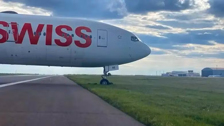 Một chiếc Boeing 777-300ER của Swiss International Air Lines trượt khỏi đường băng ở Astana.