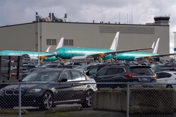 Máy bay Boeing chờ hoàn thiện phải đậu nhờ bãi xe nhân viên tại một nhà máy ở thành phố Everett, bang Washington (Mỹ) - Ảnh: ZUMA PRESS.
