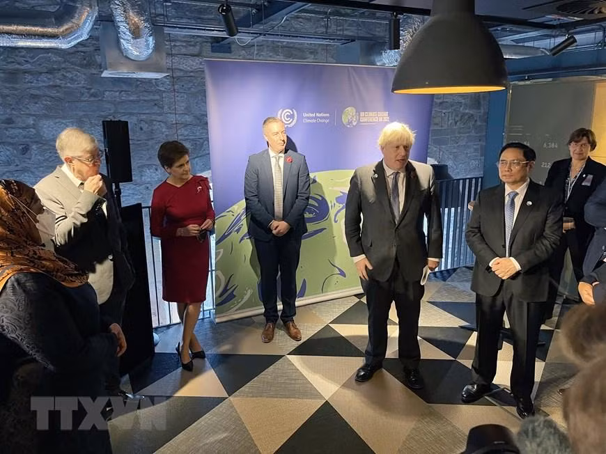 Thủ tướng Vương quốc Anh Boris Johnson và Thủ tướng Phạm Minh Chính cùng nguyên thủ các nước và các tổ chức quốc tế tham dự buổi gặp. (Ảnh: TTXVN)