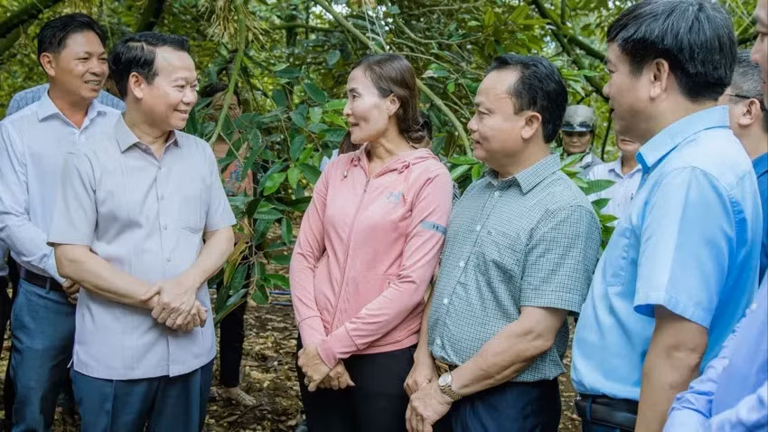 Bộ trưởng Đỗ Đức Duy (thứ hai từ trái sang) trao đổi với người trồng sầu riêng ở Đắk Lắk. Ảnh: N.N.