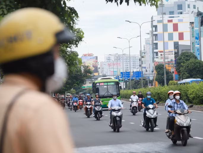 Đội CSGT Tân Sơn Nhất lập chốt tuần tra, xử lý xe máy đi vào phần đường ôtô, lưu thông ngược chiều trên đường Cộng Hòa. Ảnh: Phương Vinh