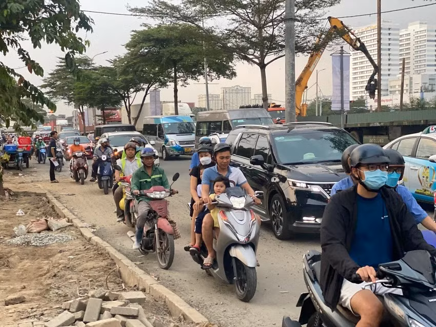Người dân di chuyển chậm chạp qua đường Nguyễn Văn Linh khu vực công trình dự án hầm chui Nguyễn Văn Linh - Nguyễn Hữu Thọ, quận 7. Phía cần cẩu là hầm chui đang được xây dựng, vỉa hè trên đường này cũng bị xới tung lên ảnh hưởng người dân qua lại. Người dân di chuyển chậm chạp qua đường Nguyễn Văn Linh khu vực công trình dự án hầm chui Nguyễn Văn Linh - Nguyễn Hữu Thọ, quận 7. Phía cần cẩu là hầm chui đang được xây dựng, vỉa hè trên đường này cũng bị xới tung lên ảnh hưởng người dân qua lại.