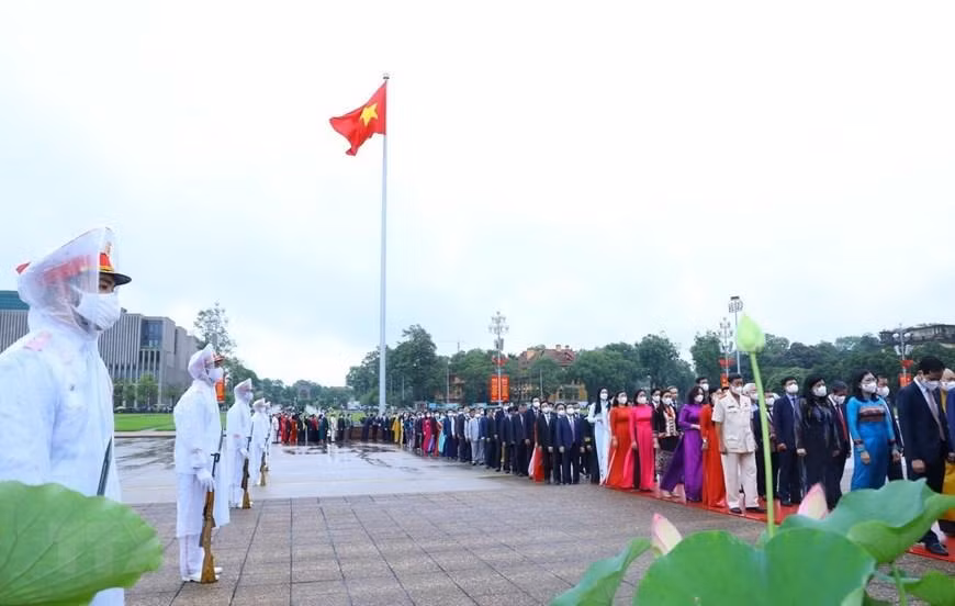 Các đại biểu Quốc hội xếp hàng vào Lăng viếng Chủ tịch Hồ Chí Minh. (Ảnh: Văn Điệp/TTXVN) Các đại biểu Quốc hội xếp hàng vào Lăng viếng Chủ tịch Hồ Chí Minh. (Ảnh: Văn Điệp/TTXVN)
