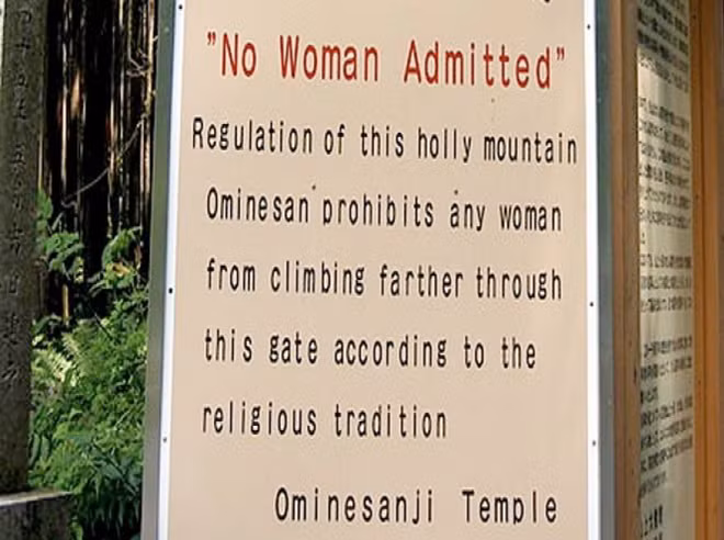 Biển cấm phụ nữ vào ngôi đền nằm trên núi Omine. Ảnh: UNESCO.