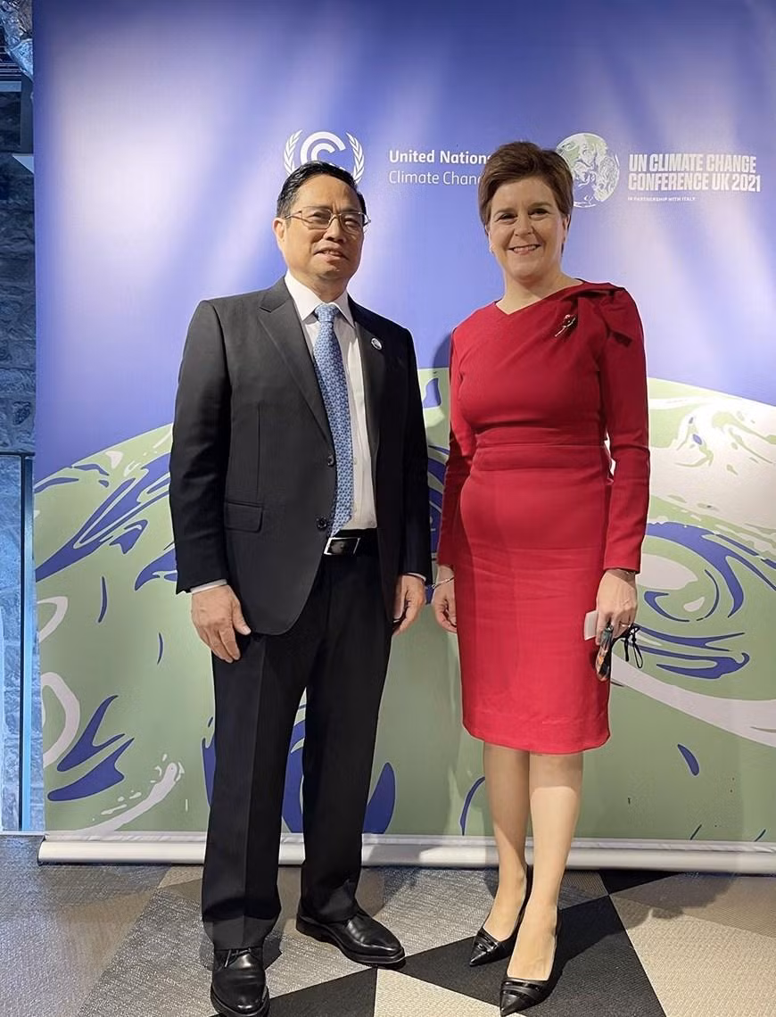 Thủ tướng Phạm Minh Chính và Thủ hiến Scotland, bà Nicola Sturgeon. (Ảnh: TTXVN)