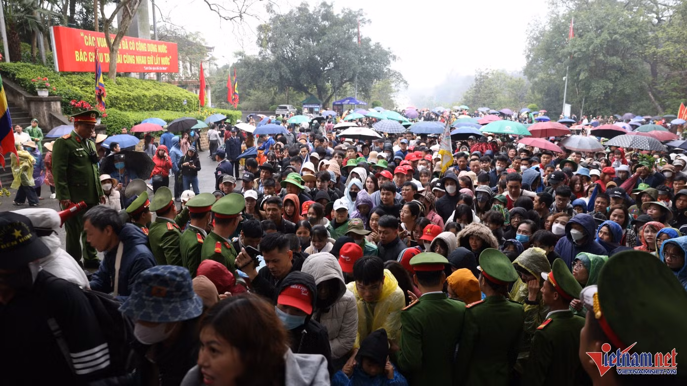 Lực lượng công an lập hàng rào mềm, phân luồng dòng người di chuyển lên khu vực các đền. Ảnh: Đức Hoàng.