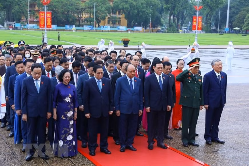 Lãnh đạo Đảng, Nhà nước cùng các đại biểu Quốc hội thành kính tưởng nhớ Chủ tịch Hồ Chí Minh. (Ảnh: Văn Điệp/TTXVN) Lãnh đạo Đảng, Nhà nước cùng các đại biểu Quốc hội thành kính tưởng nhớ Chủ tịch Hồ Chí Minh. (Ảnh: Văn Điệp/TTXVN)