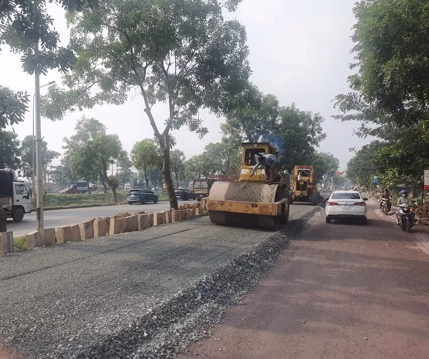 Các xe lu đang lu phần đường được trải đá cao hơn. Ảnh chụp đầu tháng 12. Các xe lu đang lu phần đường được trải đá cao hơn. Ảnh chụp đầu tháng 12.