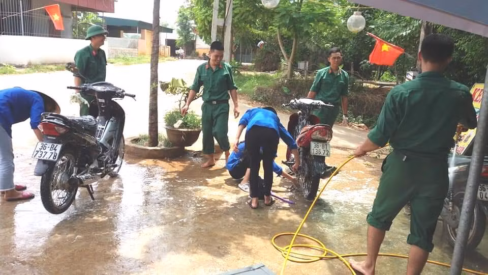 Tuổi trẻ Lữ đoàn 368 rửa xe gây quỹ khuyến học ảnh 6