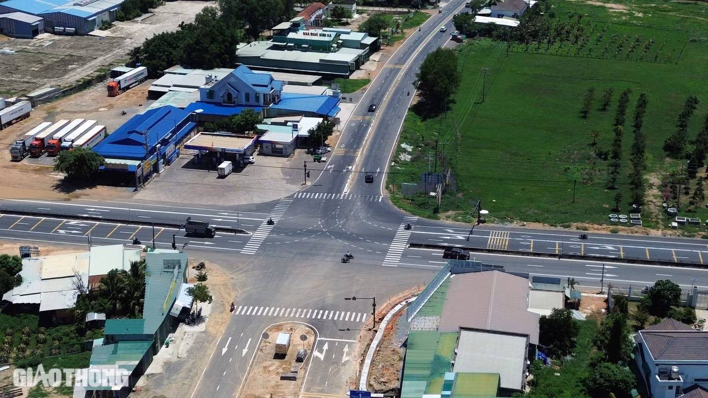 Dự án đường Hàm Kiệm - Tiến Thành kết nối cao tốc Phan Thiết - Dầu Giây, quốc lộ 1 đến đường ven biển ĐT719B được khởi công tháng 11/2021. Dự án có tổng vốn đầu tư 400 tỷ đồng.