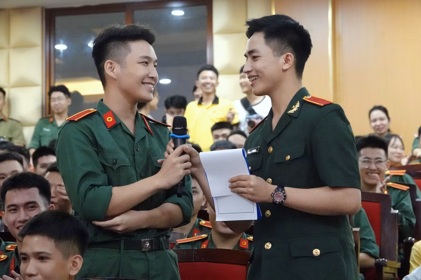 Xen giữa các tiết mục âm nhạc, võ thuật là phần giao lưu với các tân học viên.