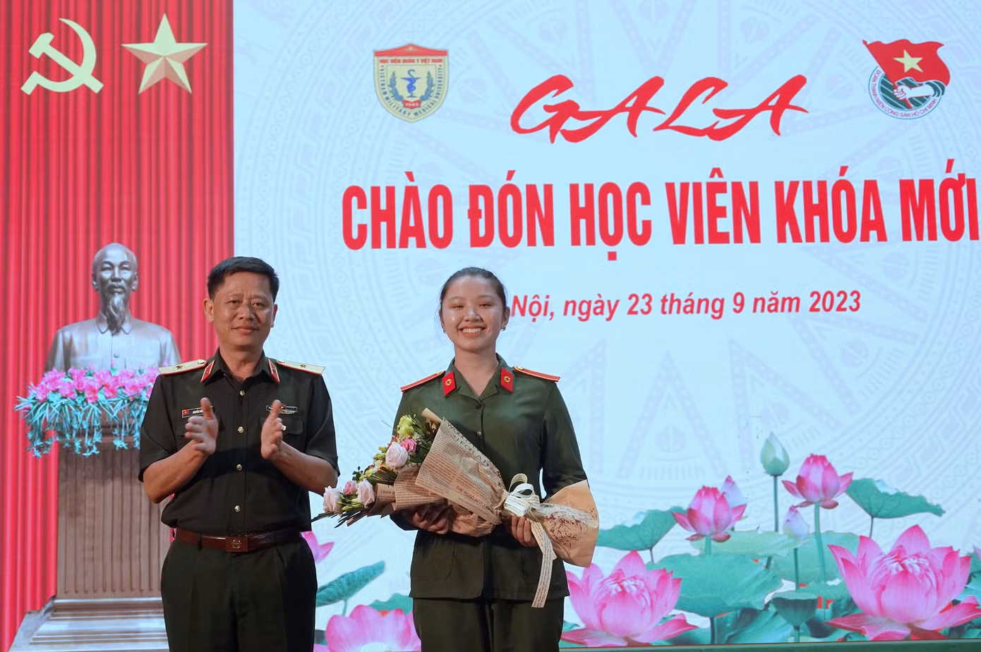 Tại đêm gala, Thiếu tướng, PGS.TS Nguyễn Văn Nam - Phó Chính ủy Học viện Quân y đã tặng hoa chúc mừng tân học viên Hoắc Mai Vy (quê Bến Tre, thủ khoa Bác sĩ y khoa Quân sự khóa 57 với số điểm 29,37). Ảnh: Nguyễn Minh