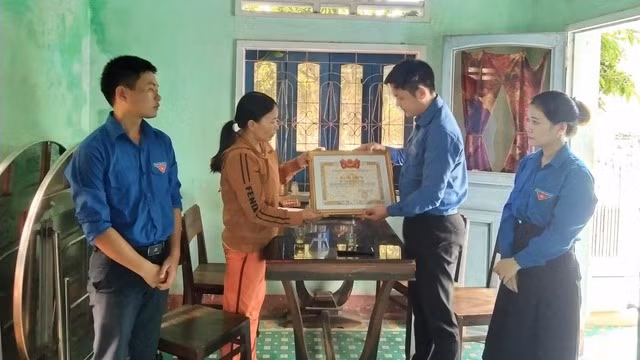 Đại diện Tỉnh đoàn Bình Định trao bằng khen truy tặng Thiệp cho gia đình nhận