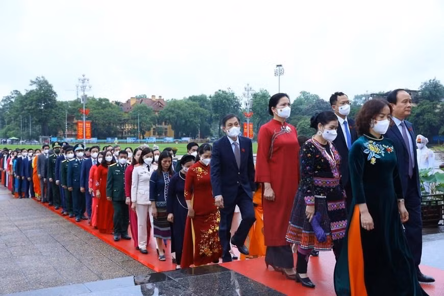 Các đại biểu Quốc hội vào Lăng viếng Chủ tịch Hồ Chí Minh. (Ảnh: Văn Điệp/TTXVN) Các đại biểu Quốc hội vào Lăng viếng Chủ tịch Hồ Chí Minh. (Ảnh: Văn Điệp/TTXVN)