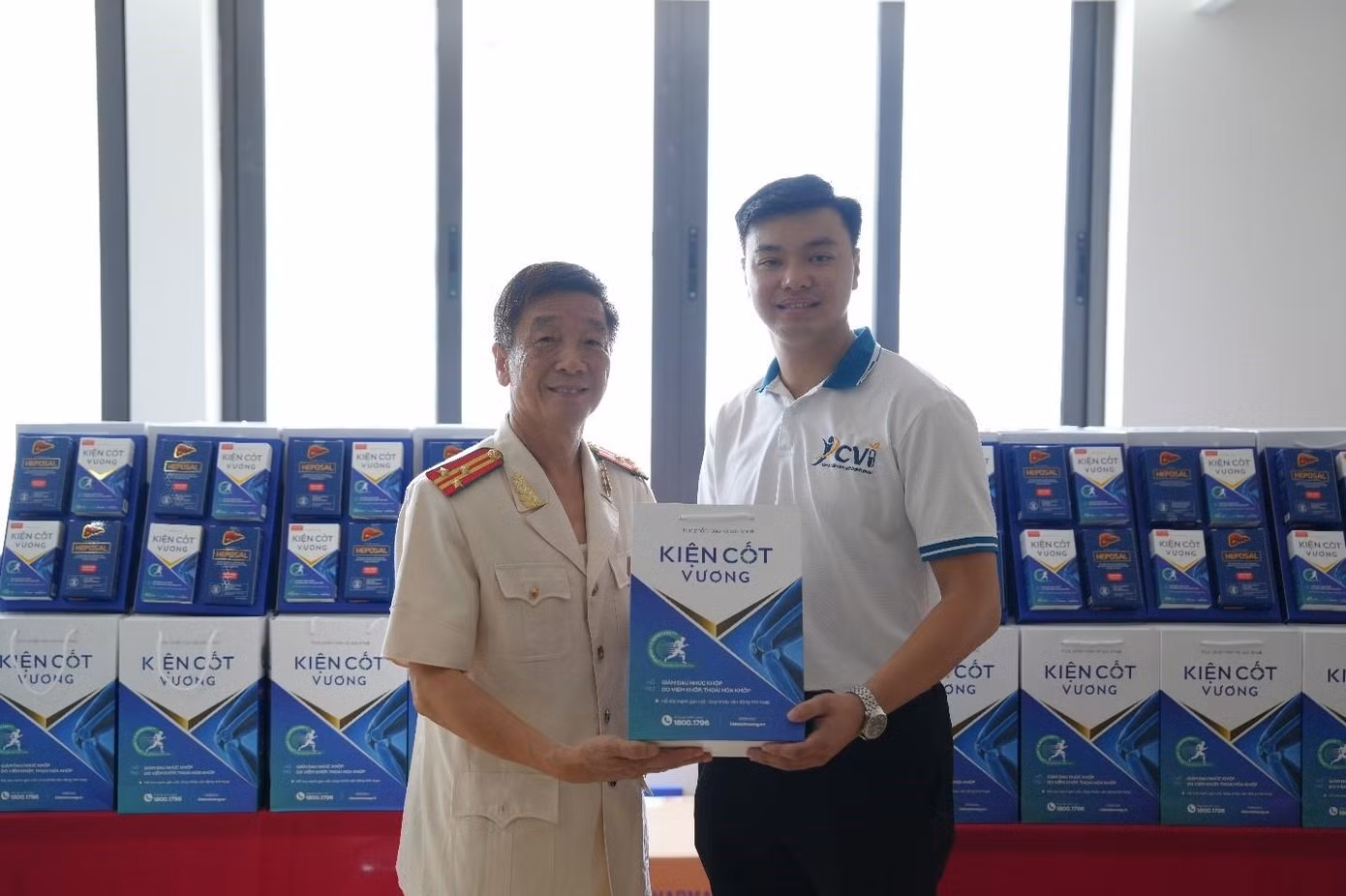 Bác Nguyễn Đình Lợi rất phấn khởi khi nhận được những món quà ý nghĩa