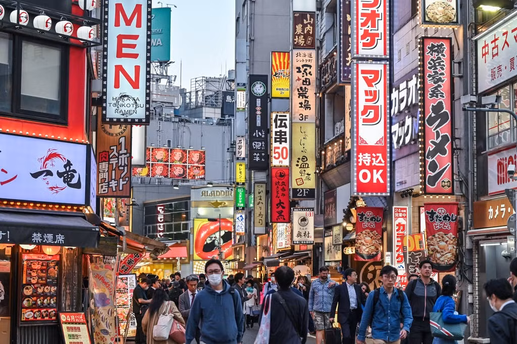 Các quán bar và nhà hàng trên một con phố ở Shinjuku, Tokyo, Nhật Bản. Ảnh: AFP.