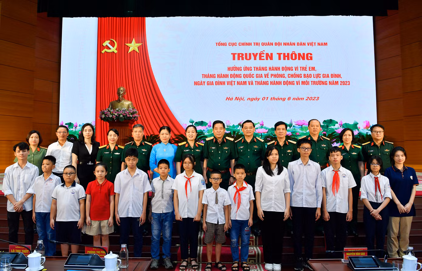Đại biểu lãnh đạo các cơ quan, đơn vị cùng các em nhỏ tham dự chương trình, sáng 1/6.