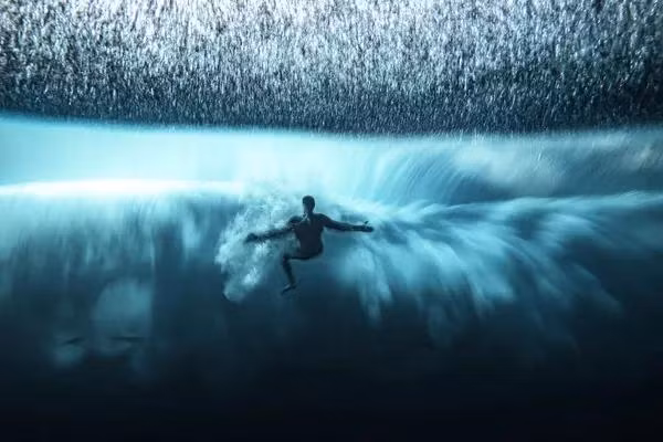 Bức ảnh của nhà nhiếp ảnh Pháp Ben Thouard, chiến thắng tại cuộc thi Ocean Photographer of the Year 2022. Một vận động viên lướt sóng chiến đấu với sự nhiễu loạn dưới nước được tạo ra do ‘con sóng lớn nhất trên thế giới’, Teahupo’o, tạm dịch là ‘nơi tạo ra những chiếc đầu lâu'.