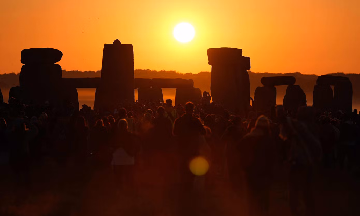 Bình minh tại Stonehenge. Ảnh: Andrew Matthews/PA.