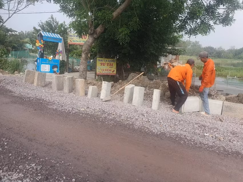 Công nhân đang làm phần bó vỉa bên lề đường. Công nhân đang làm phần bó vỉa bên lề đường.