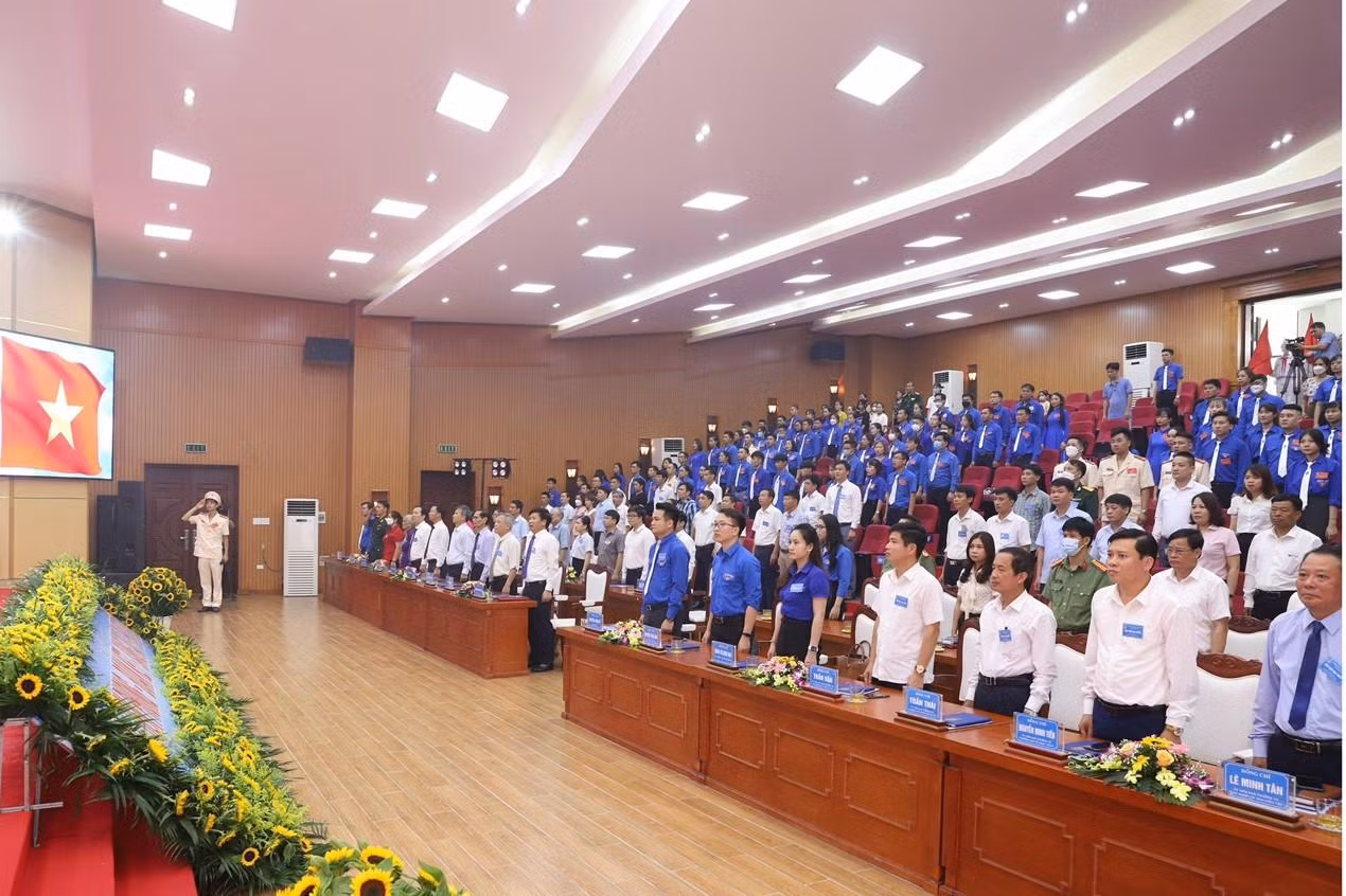 Các đại biểu dự đại hội làm lễ chào cờ